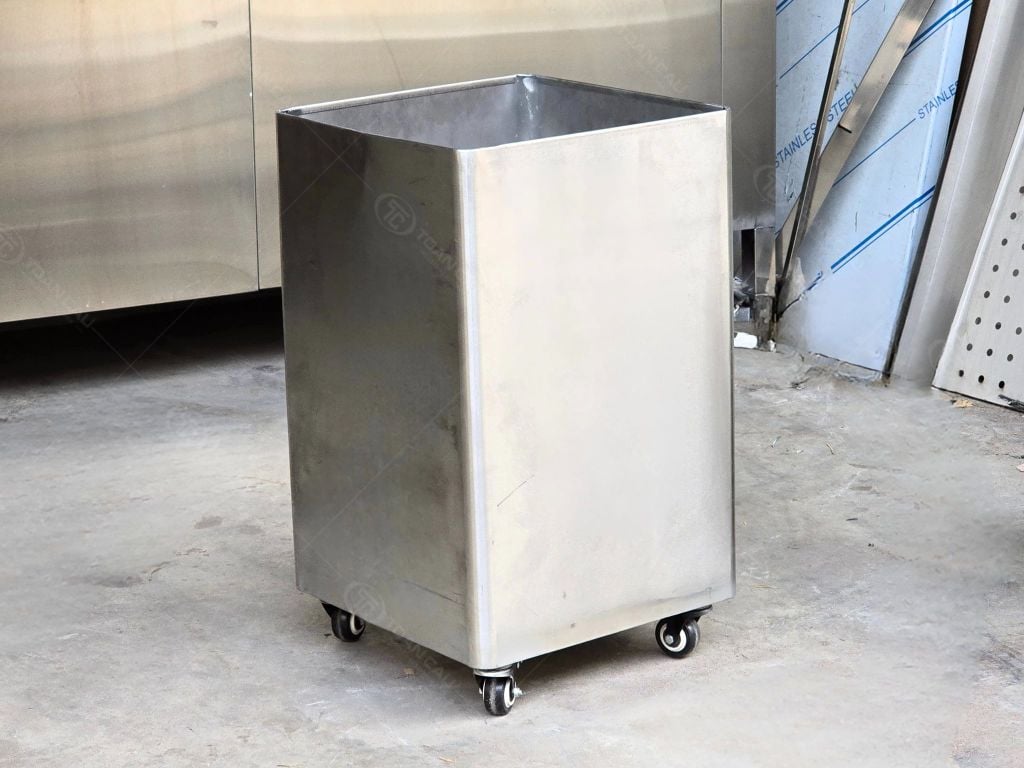 Hình ảnh thực tế của&nbsp;thùng rác âm quầy inox&nbsp;tại xưởng sản xuất