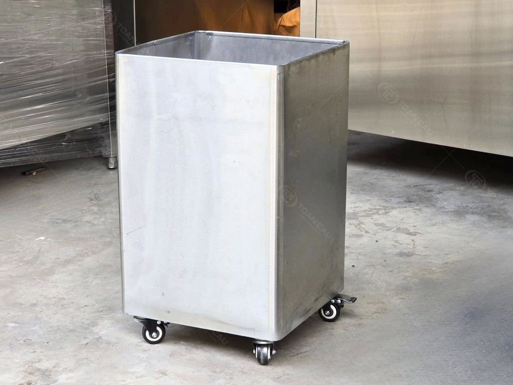 Hình ảnh thực tế của&nbsp;thùng rác âm quầy inox&nbsp;tại xưởng sản xuất