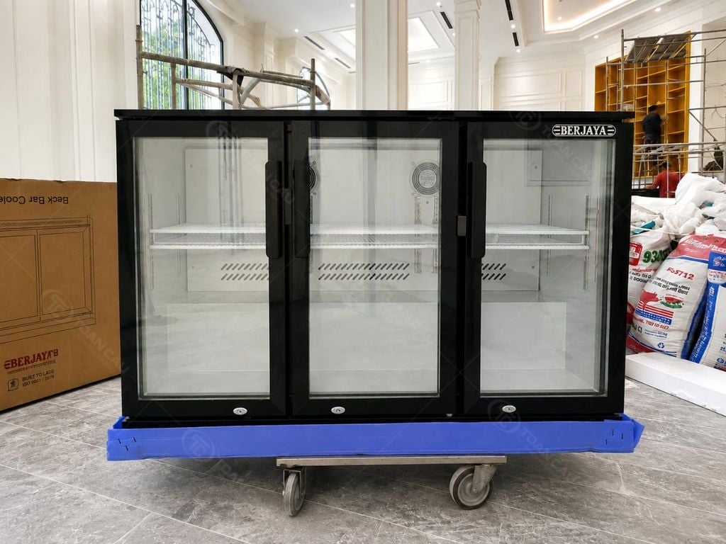 Tủ mát quầy bar Berjaya BJY-3DBC320BS-B trực diện