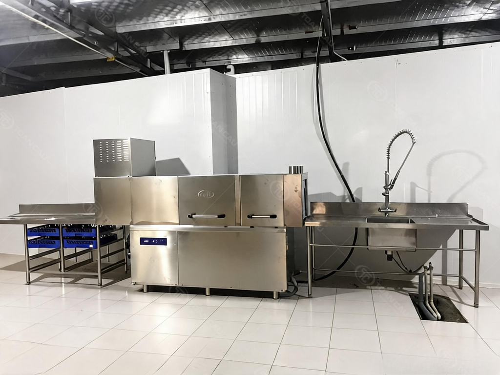 Bếp ăn tập thể công nghiệp sử dụng máy rửa bát băng chuyền