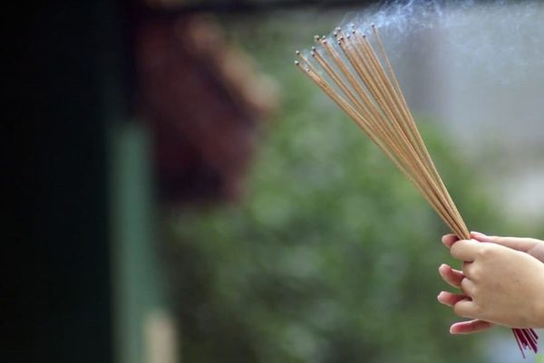 Tại sao phải thắp nhang? Khi thắp nhang, mình nên thắp mấy cây nhang? Và việc thắp nhang có ý nghĩa gì?