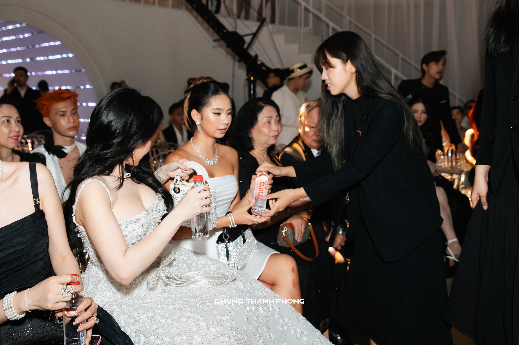Mira tài trợ nước uống tại show diễn CHUNG THANH PHONG BRIDAL FW25