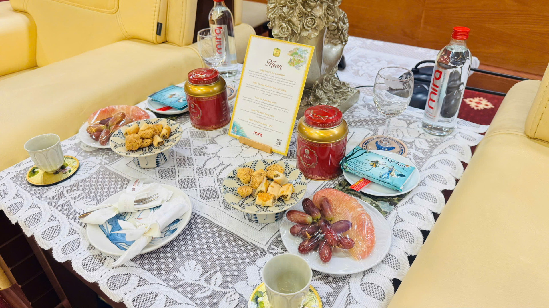 “Nhất thủy, nhì trà, tam pha, tứ ấm, ngũ quần anh”