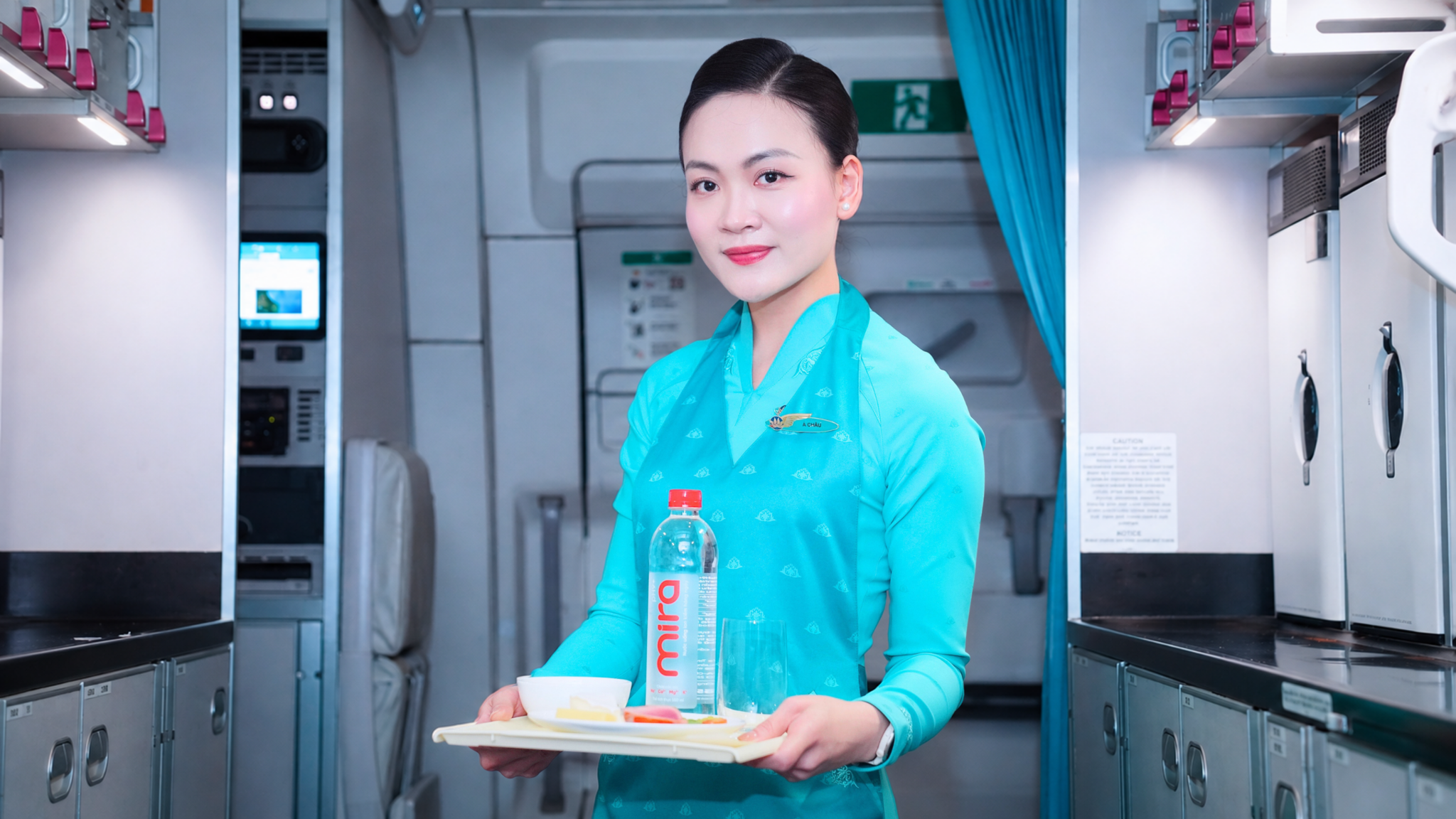 Nước ion kiềm Mira: Năng lượng tinh khiết trên mọi hành trình bay Vietnam Airlines