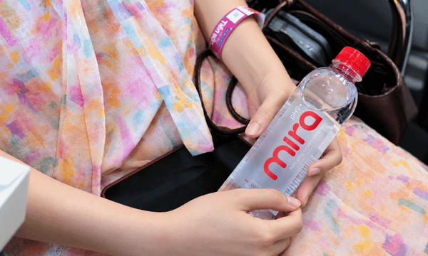 Nước ion kiềm Mira được trao tới các học viên khi tham gia lớp học