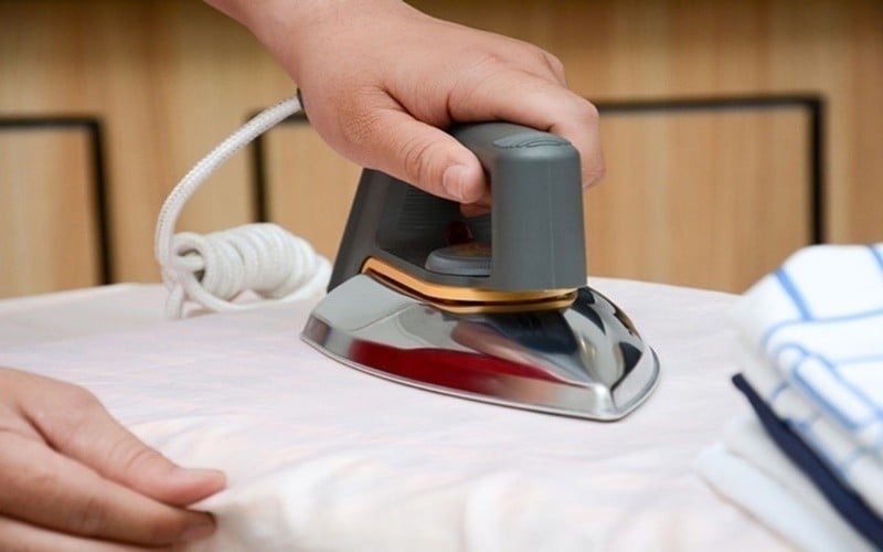 Bàn ủi hơi nước và bàn ủi khô: chọn loại nào cho quần áo công sở