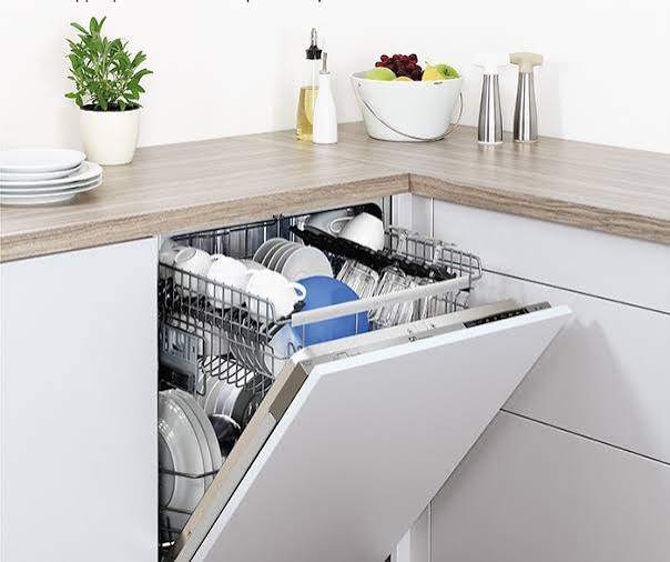Máy rửa bát âm tủ và để bàn: loại nào phù hợp với bếp nhỏ