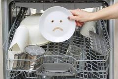 Máy rửa bát rửa không sạch, còn đọng nước: nguyên nhân và cách khắc phục