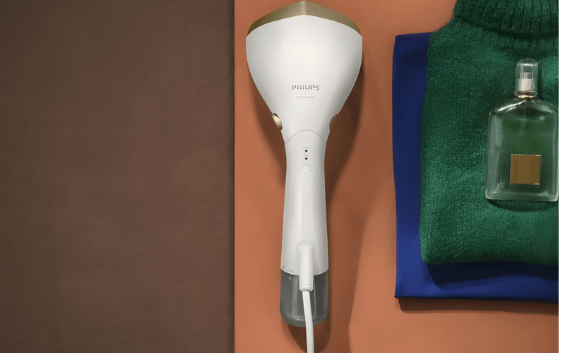 Bàn là hơi nước cầm tay Philips Series 7000 STH7030/18 màu trắng