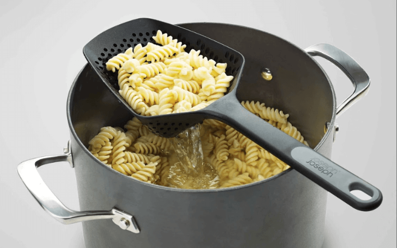 Vá ráo dầu lớn Joseph Joseph Scoop Plus Large