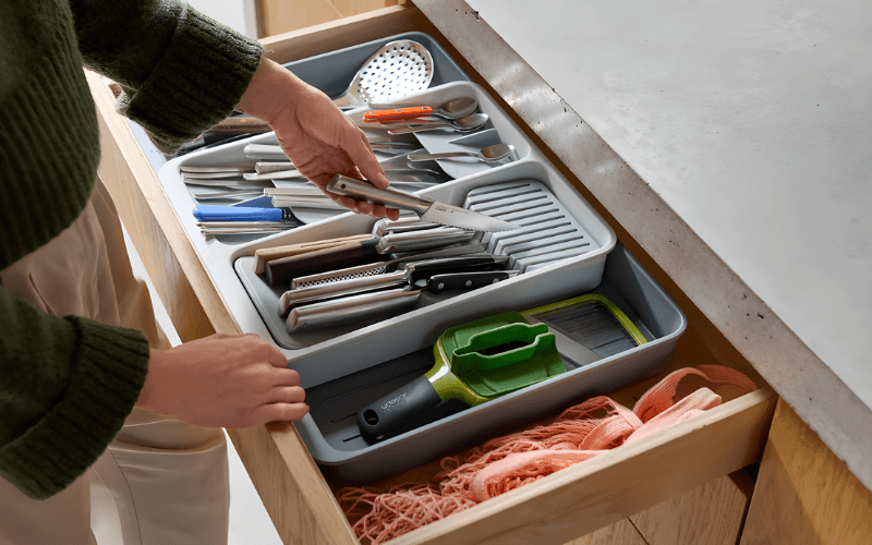 Khay đựng dao muỗng nĩa và cắm dao hộc kéo nhà bếp có thể mở rộng DrawerStore Joseph Joseph 8500015