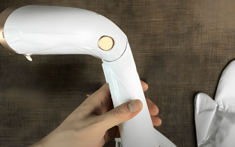 Bàn là hơi nước cầm tay Philips Series 7000 STH7030/18 màu trắng