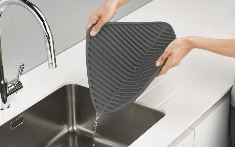 Khay úp ly tách chống trầy Joseph Joseph Flume Large (Grey) 85089