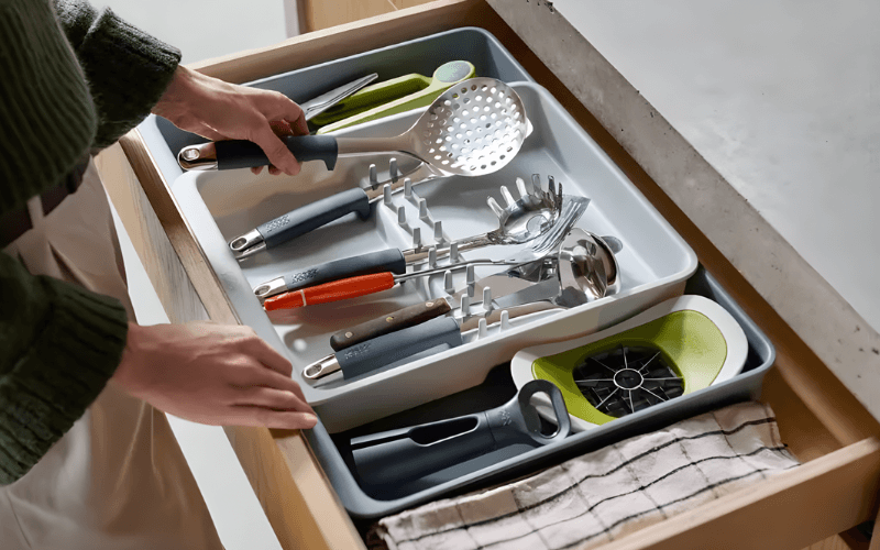 Khay đựng dụng cụ nhà bếp nới rộng Joseph Joseph 8500017