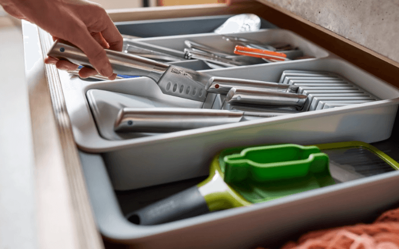 Khay đựng dao muỗng nĩa và cắm dao hộc kéo nhà bếp có thể mở rộng DrawerStore Joseph Joseph 8500015