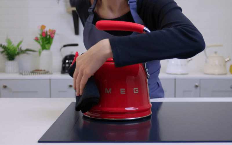 Ấm đun từ thổi sáo SMEG CKLW2001 vệ sinh bảo quản