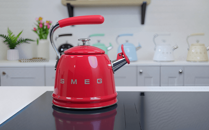 Ấm đun từ thổi sáo SMEG CKLW2001 thiết kế