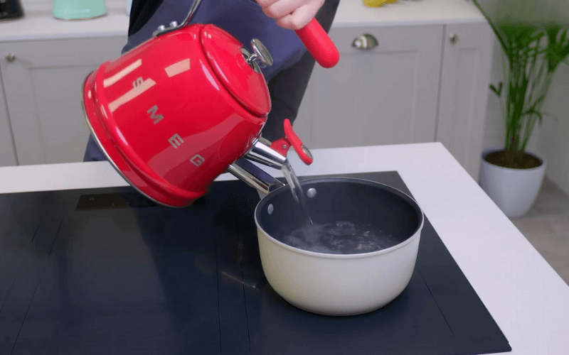 Ấm đun từ thổi sáo SMEG CKLW2001 khả năng giữ ấm