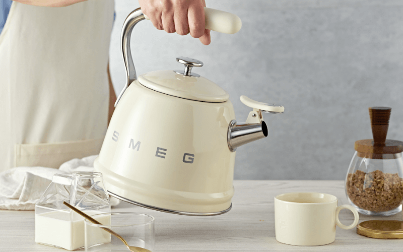 Ấm đun từ thổi sáo SMEG CKLW2001 dung tích