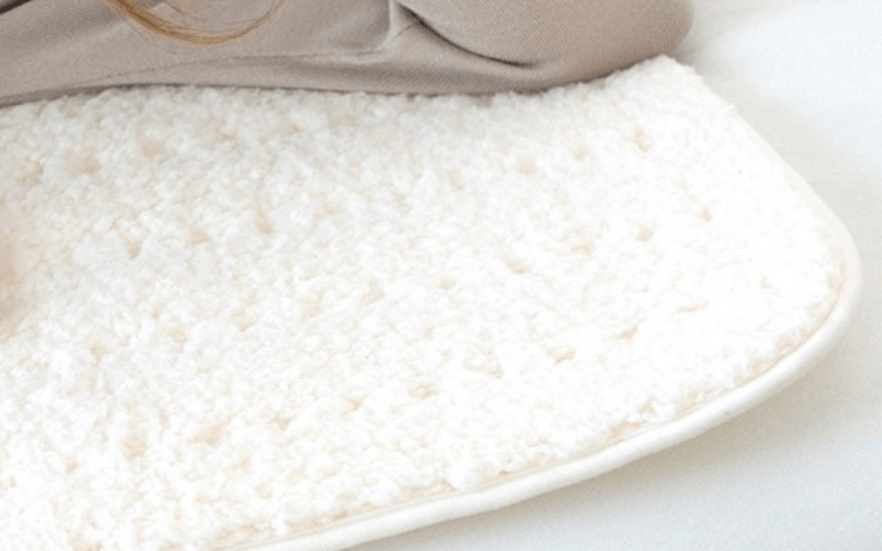 Chất liệu lông cừu đệm điện Medisana HU672 màu trắng