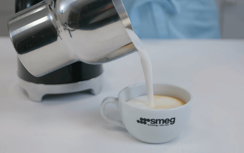Máy đánh&nbsp;bọt sữa SMEG MFF11 miệng rót