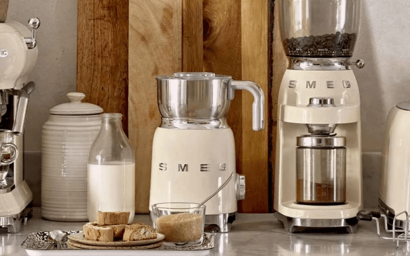 Máy đánh&nbsp;bọt sữa SMEG MFF11 thiết kế đẹp