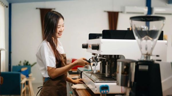 Vì Sao Quán Cà Phê Hiện Đại Chọn Song Song Cà Phê Pha Máy Cà Pha Phin?