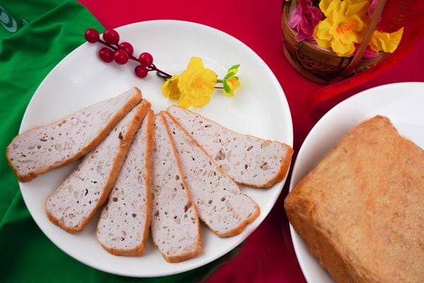 Chả Mỡ Chiên Cửu Long béo ngậy, có miếng mỡ lưng heo nhỏ đều, không phụ gia nhân tạo