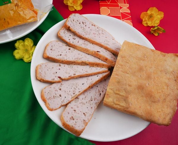 Chả Mỡ Chiên Cửu Long được chiên bằng dầu thực vật nguyên bản, vàng đều, đảm bảo an tâm chất lượng.