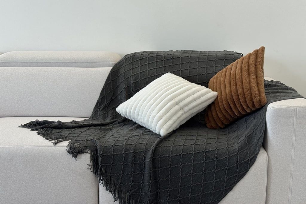 7 Mẹo Bảo Quản Sofa Mùa Mưa Để Tránh Ẩm Mốc Và Hư Hỏng