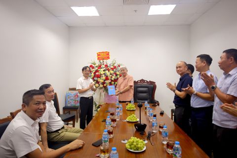 LÃNH ĐẠO PHƯỜNG BỒ ĐỀ CHÚC MỪNG CÔNG TY CỔ PHẦN HÓA DẦU QUÂN ĐỘI NHÂN NGÀY DOANH NHÂN VIỆT NAM 13/10