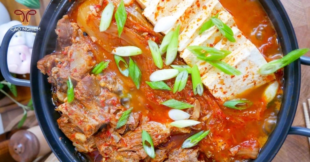 Nấu nước lẩu sườn bò kim chi