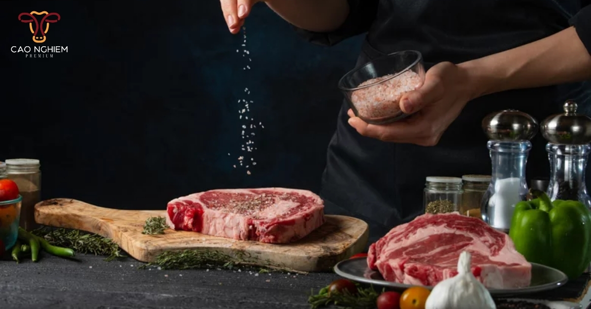 Nêm muối cho miếng steak ngay trước khi áp chảo khoảng 1-2 phút