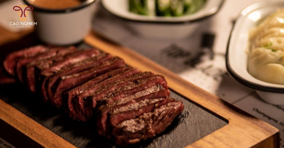 Để steak nghỉ là khoảng thời gian bạn để nguyên miếng thịt sau khi vừa lấy ra khỏi chảo