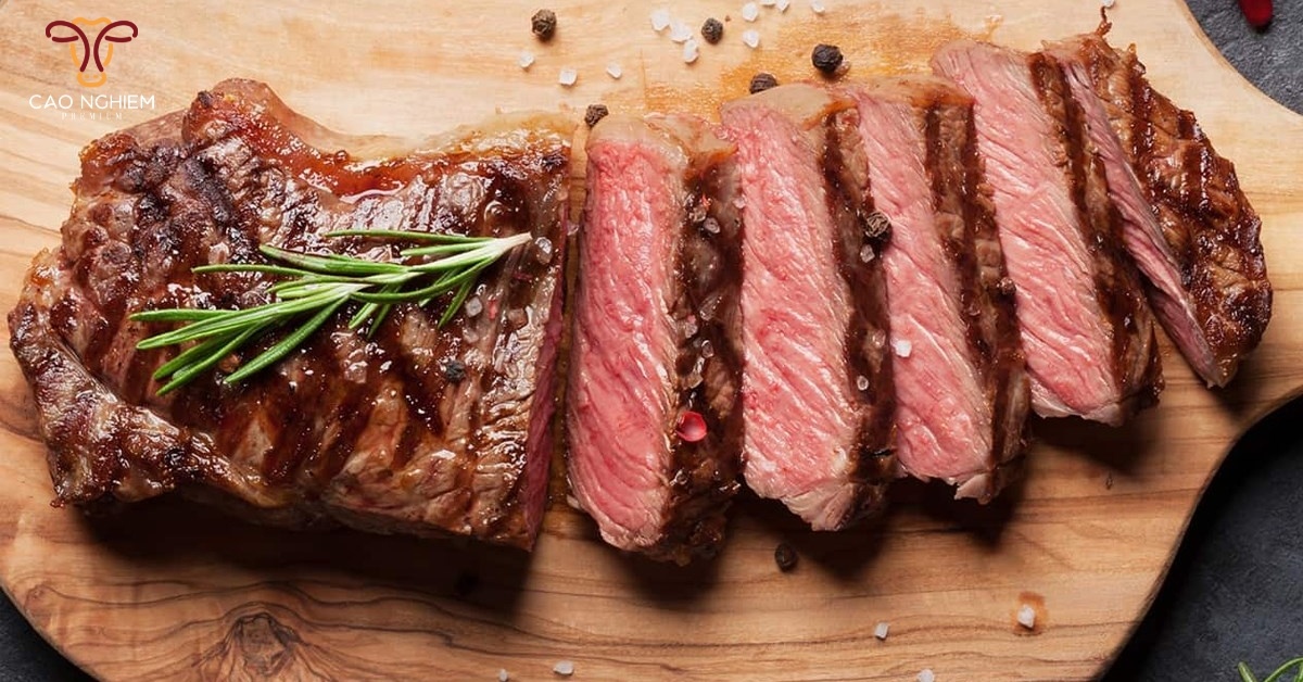 Steak nghỉ để giữ trọn nước thịt, hạn chế chảy nước khi cắt