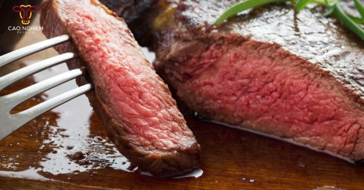 Cắt Steak ngay sẽ làm nước thịt chảy ra nhiều