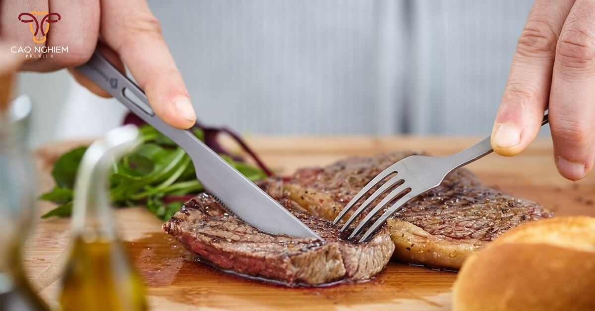 Dùng nĩa xiên vào thịt để lật hoặc kiểm tra độ chín có thể làm tổn thương bề mặt steak