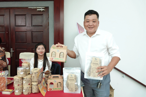 Bỏ phố về quê, đưa hành tím, củ cải trắng lên kệ siêu thị