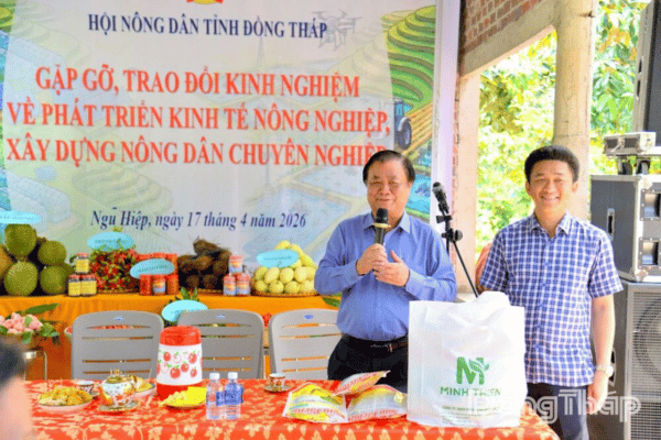 Giữa vườn sầu riêng, nghe chuyện làm nông thời mới