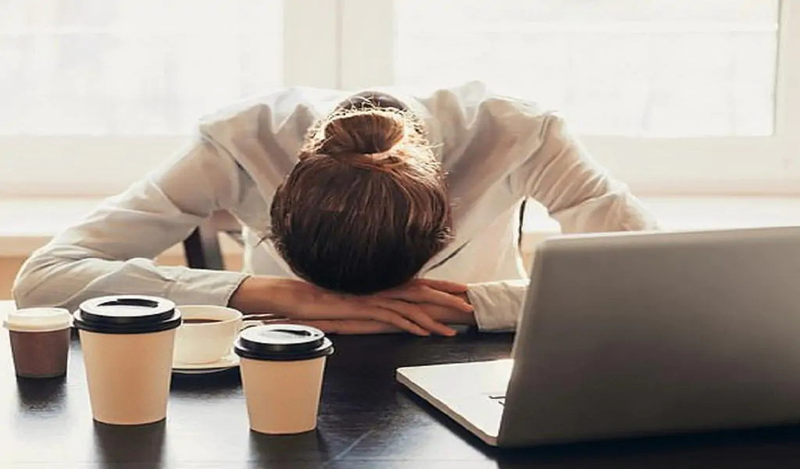 Khi Áp Lực Công Việc Bào Mòn Tình Yêu: Bẫy Tâm Lý Khiến Bạn Chỉ Thấy 