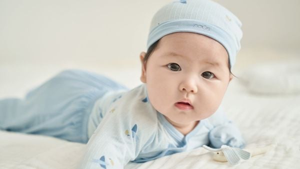 Mặc quần áo cho bé đúng cách để giảm tình trạng chàm da