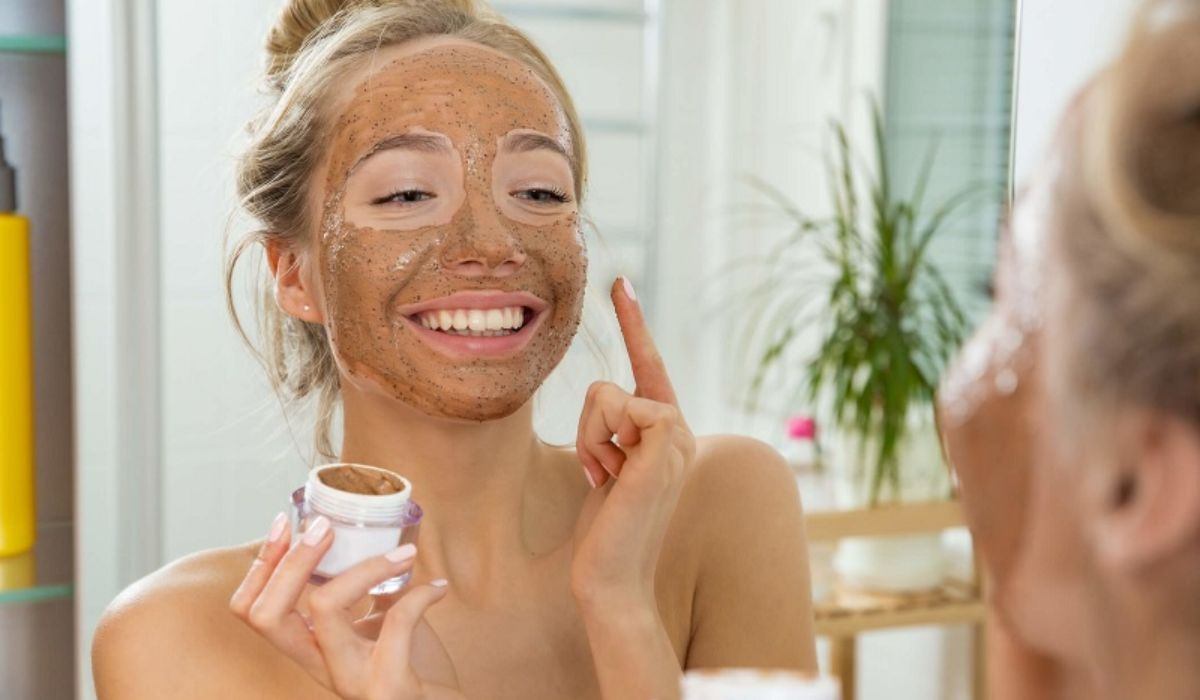 Da khô có nên tẩy da chết không? Lưu ý giúp da ẩm mịn và khỏe mạnh