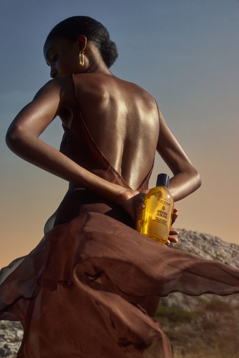 SILKY HYDRATION <br> ALMOND-INFUSED INDULGENCE
