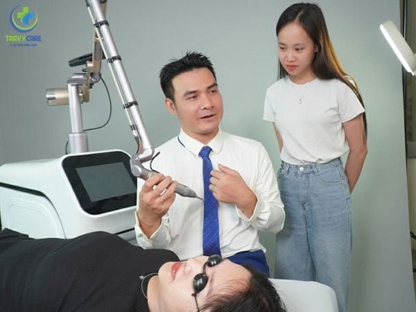 Hình ảnh chuyên gia đang hướng dẫn học viên