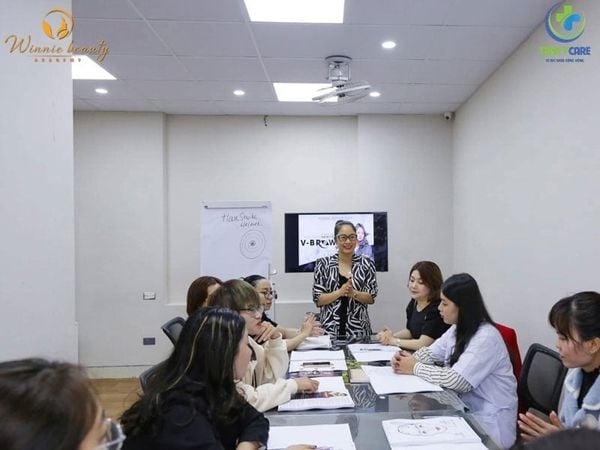 Giảng viên đang dạy cho học viên kiến thức trên lớp học