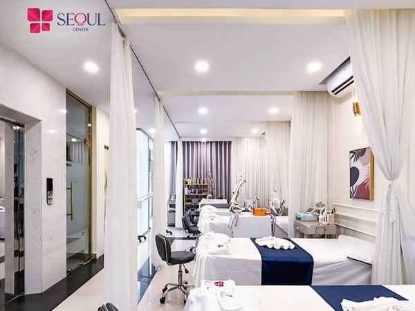 Phòng điều trị thẩm mỹ hiện đại, sang trọng tại Seoul Center với giường chăm sóc da và hệ thống máy móc công nghệ cao.