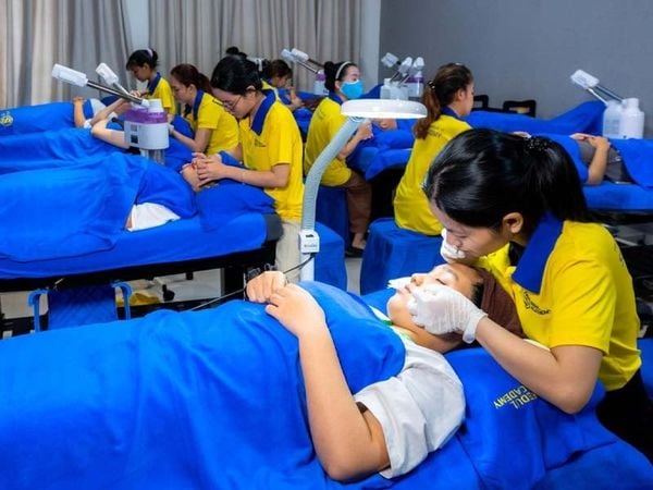 Lớp học thực hành chuyên nghiệp tại Seoul Academy, địa chỉ học điêu khắc chân mày và đào tạo thẩm mỹ hệ thống lớn.