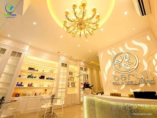 Khách hàng được bác sĩ tư vấn kỹ lưỡng về phác đồ tại không gian chuyên nghiệp của Kangnam.