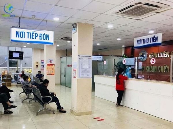 Khu vực hành lang chờ khám bệnh tại Bệnh viện Da liễu Trung Ương.