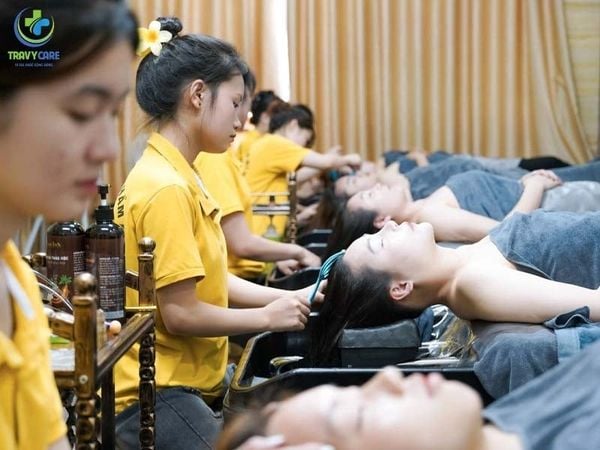 học viên đang thực hiện chăm sóc cho khách hàng